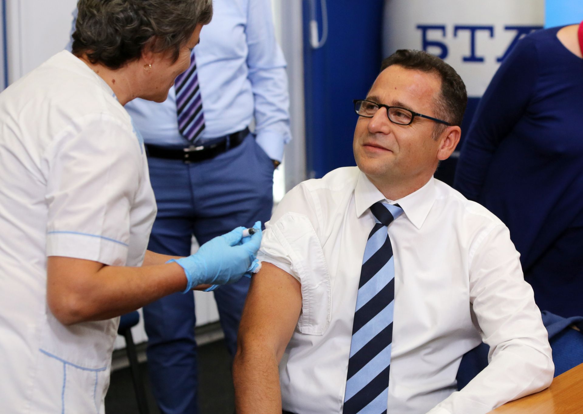 Д-р Скендер Скала, шеф на офиса на Световната здравна организация у нас, също се ваксинира 