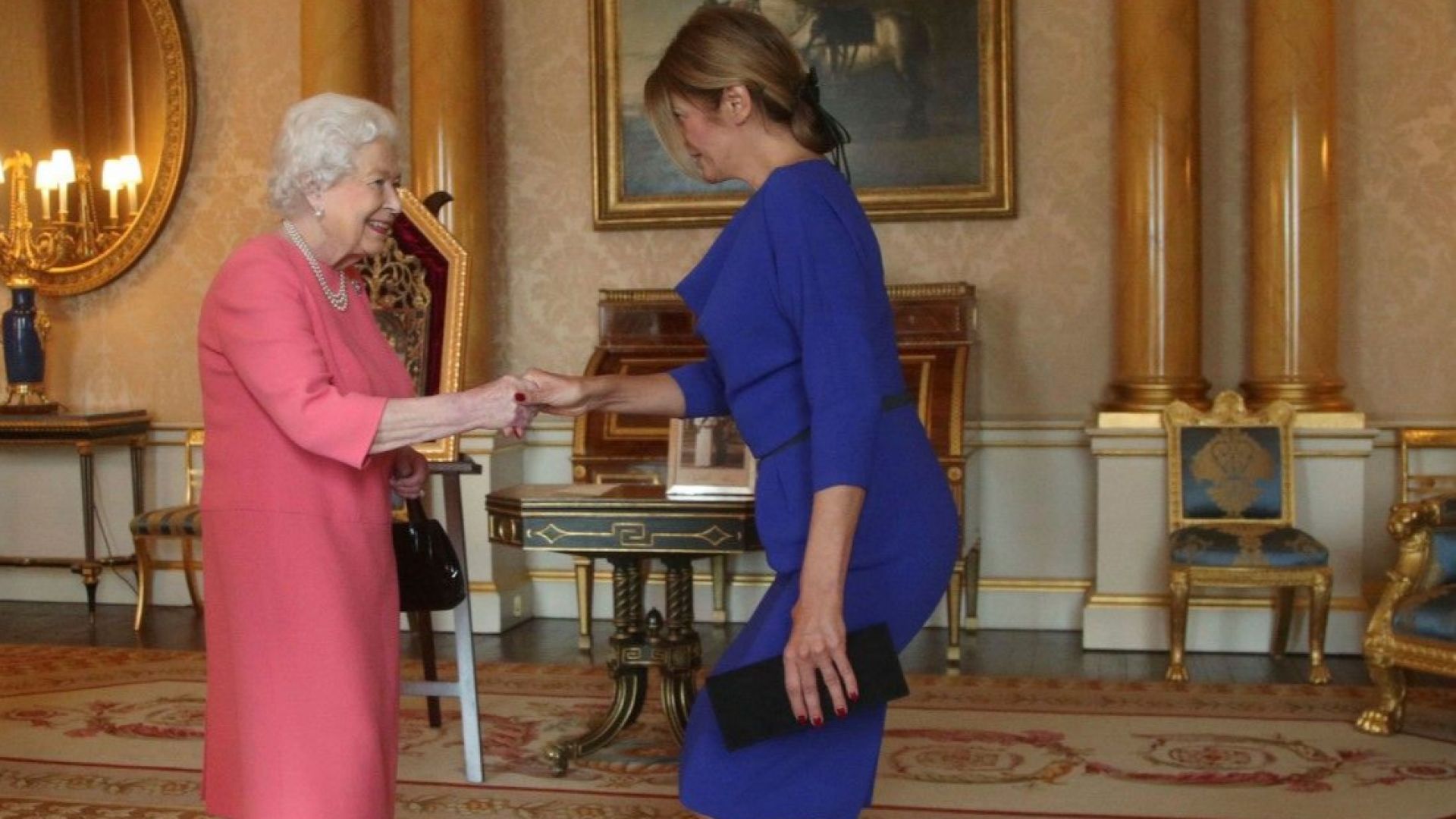 Първата дама в кралско синьо при Елизабет II