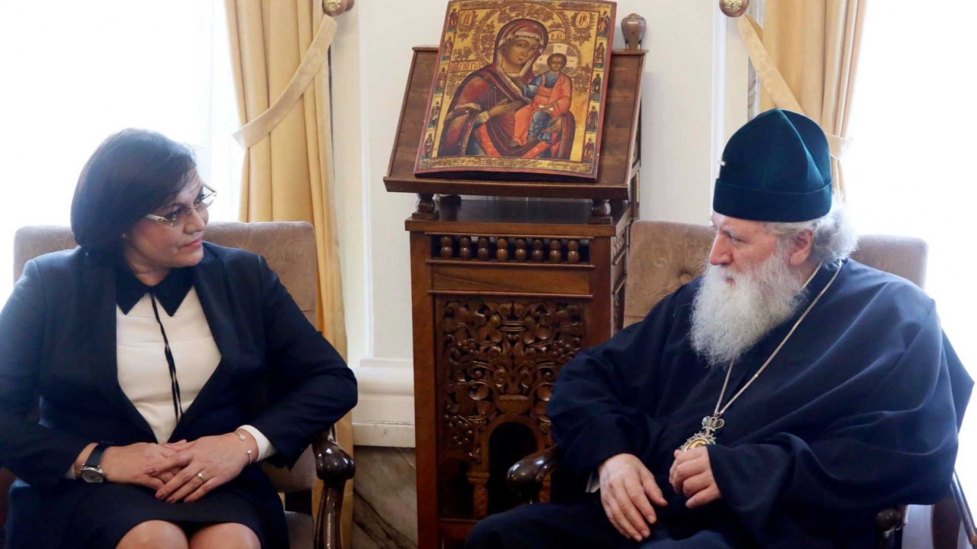 Председателят на БСП Корнелия Нинова и депутатите от ПГ на