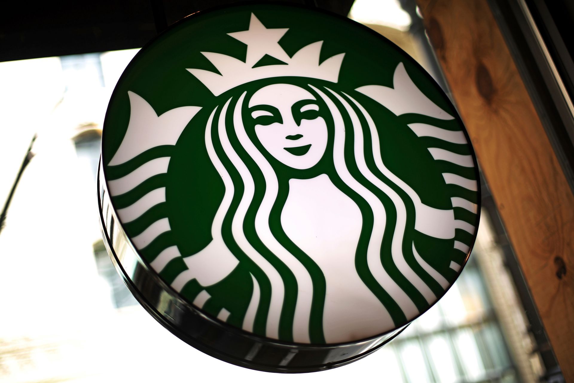 Американската верига кафенета Старбъкс (Starbucks) преструктурира бизнеса си в Европа