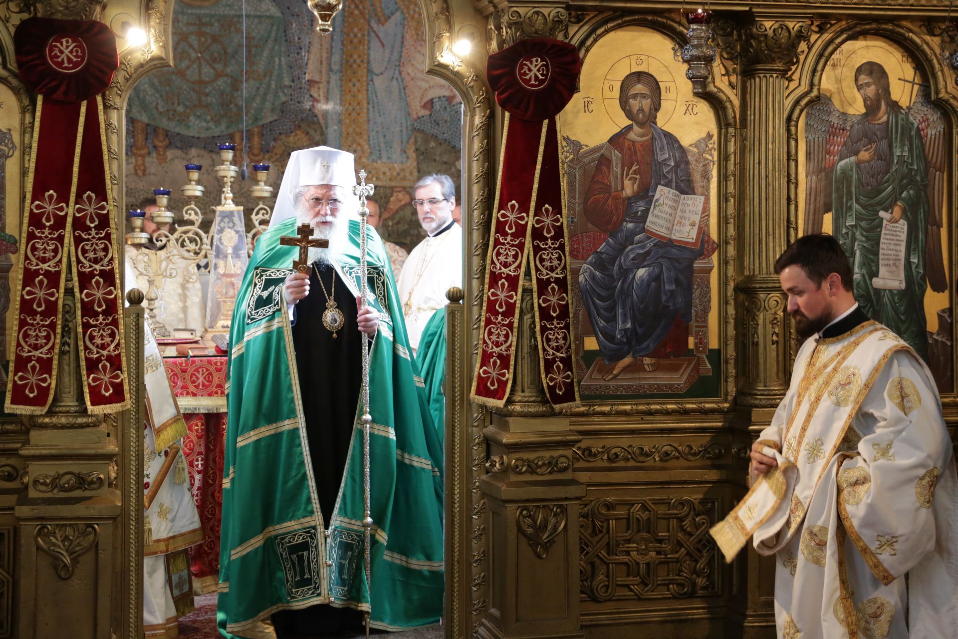 Негово светейшество патриарх Неофит откри с празничен водосвет обновеното общежитие за учениците в семинарията