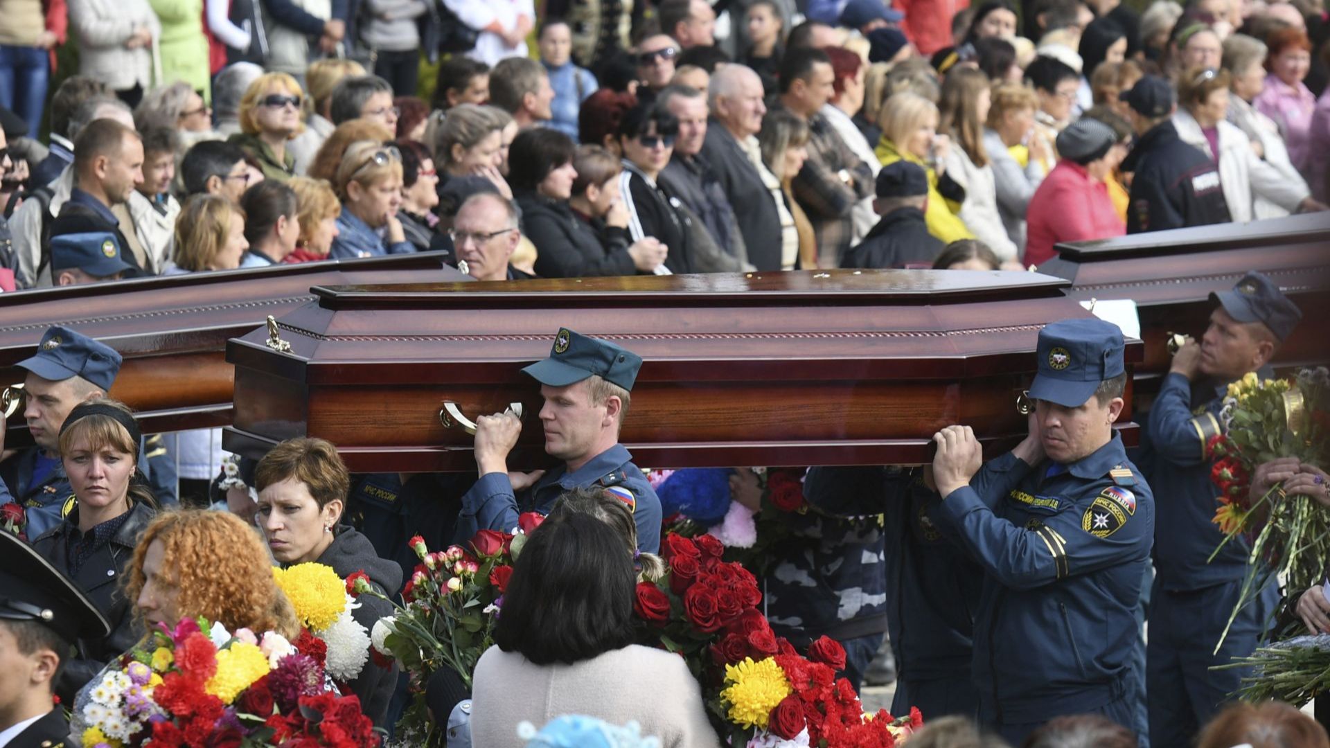 Хиляди хора се стекоха днес на централния площад в кримския