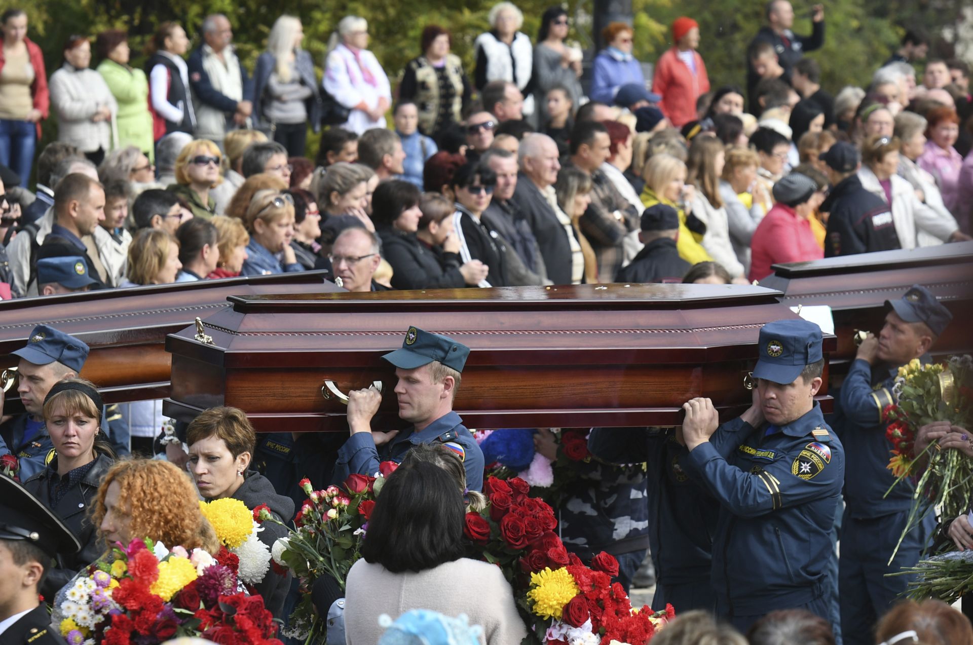 Похороны жертв в Керчи на кладбище