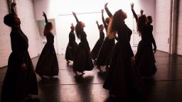 Театър Азарян провокира със спектакъл за расовата неопределеност и асимилацията 