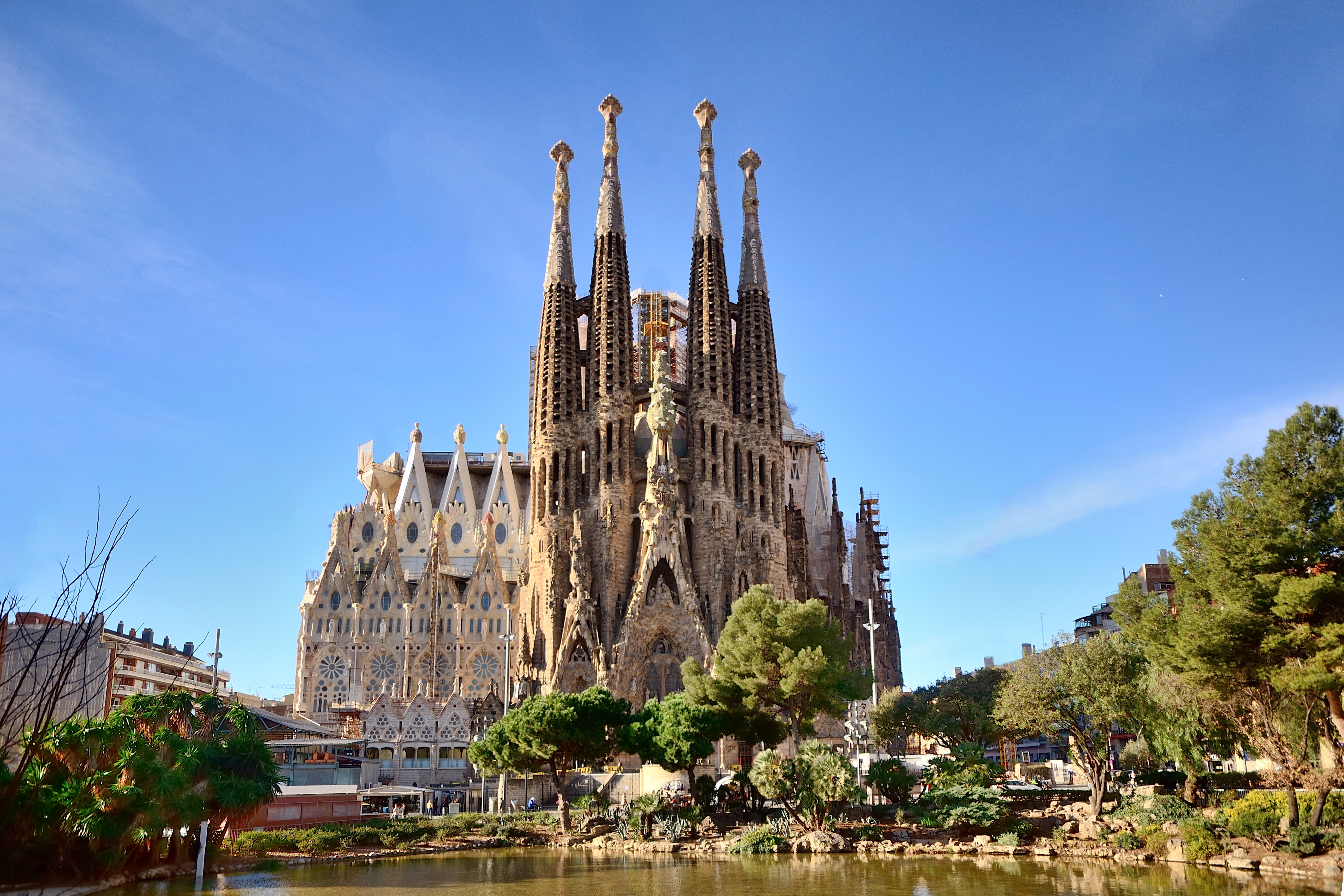 Достопримечательность какой страны является. Испания храм Святого семейства. Испания достопримечательности Саграда фамилия.