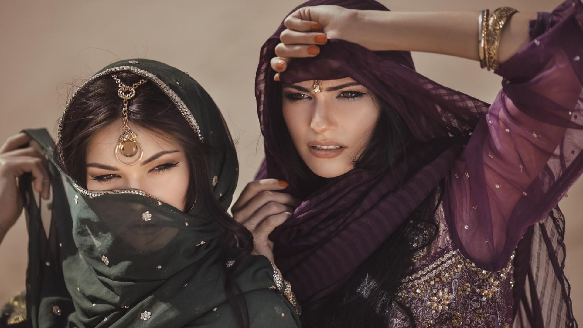 През март 2016 година съпругата на турския президент Реджеп Ердоган Емине