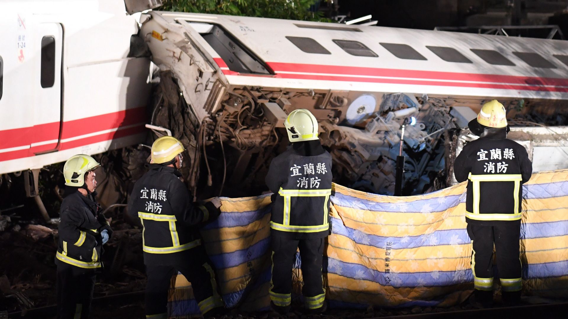 Най малко 18 души загинаха при дерайлиране на влак в източната