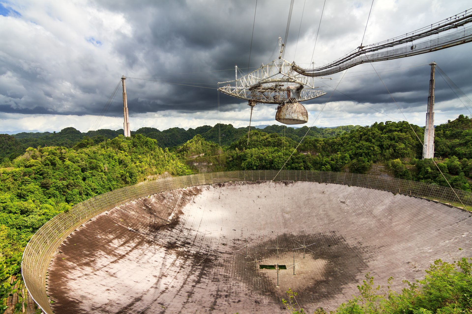 Радиотелескопът "Аресибо", разположен в Пуерто Рико