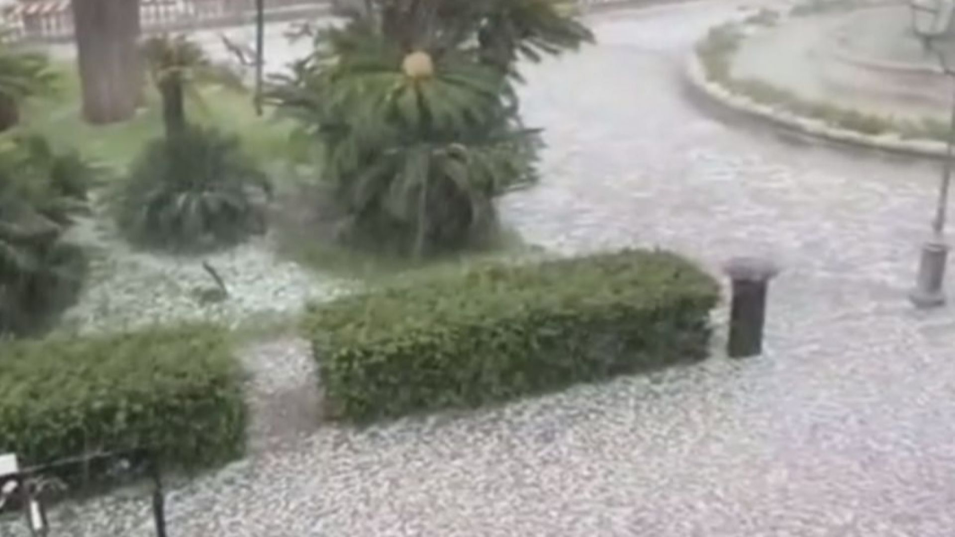Части от Рим бяха наводнени днес докато силни бури причиниха