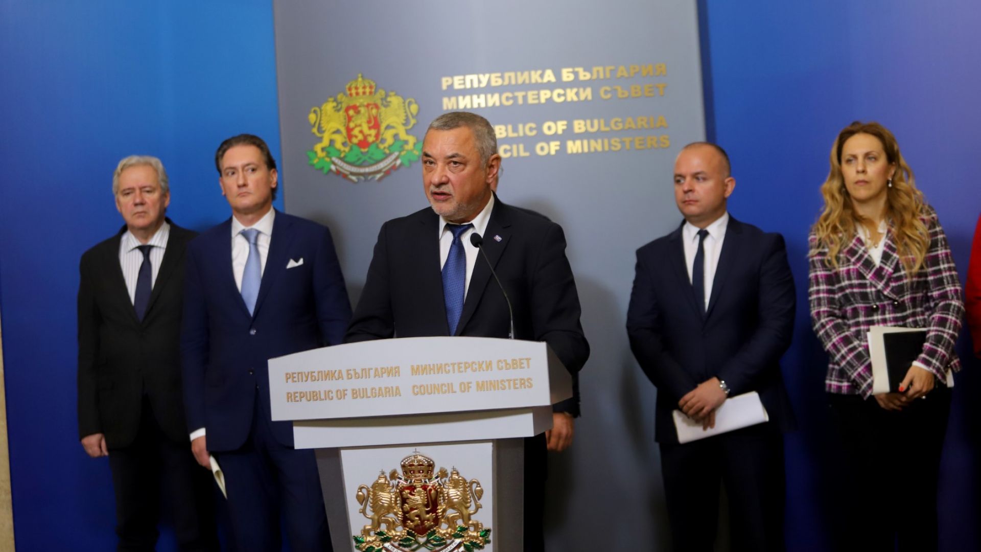 Вицепремиерът Валери Симеонов обяви че ще подаде оставката си само