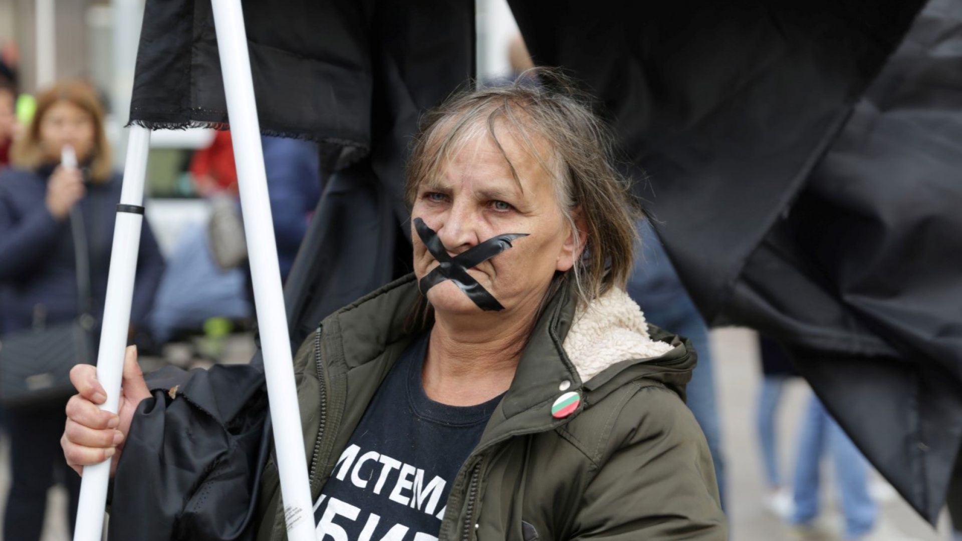 Майки на деца с увреждания и други граждани протестират пред