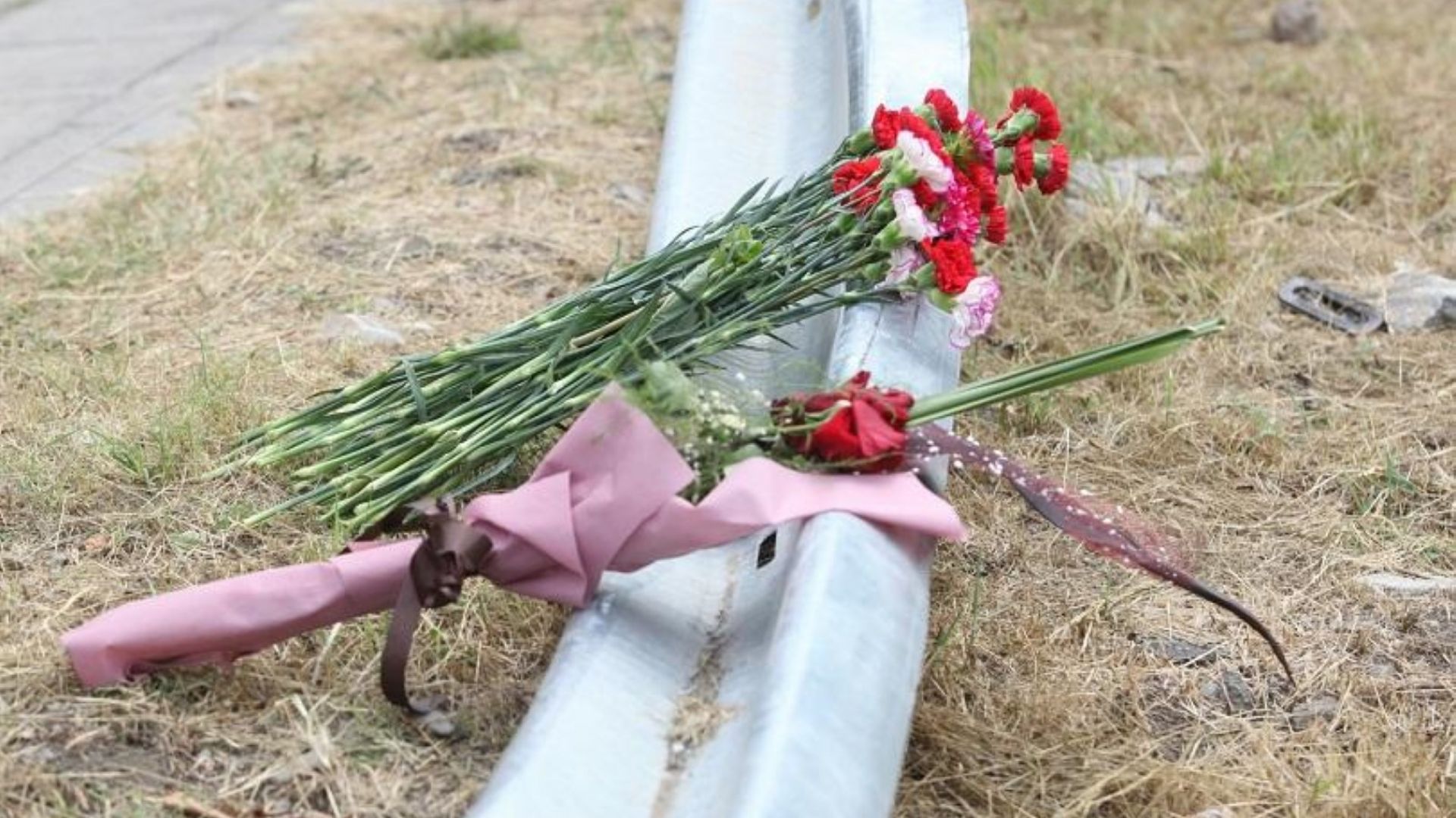 Все още не е възстановена мантинелата на пътя край Своге