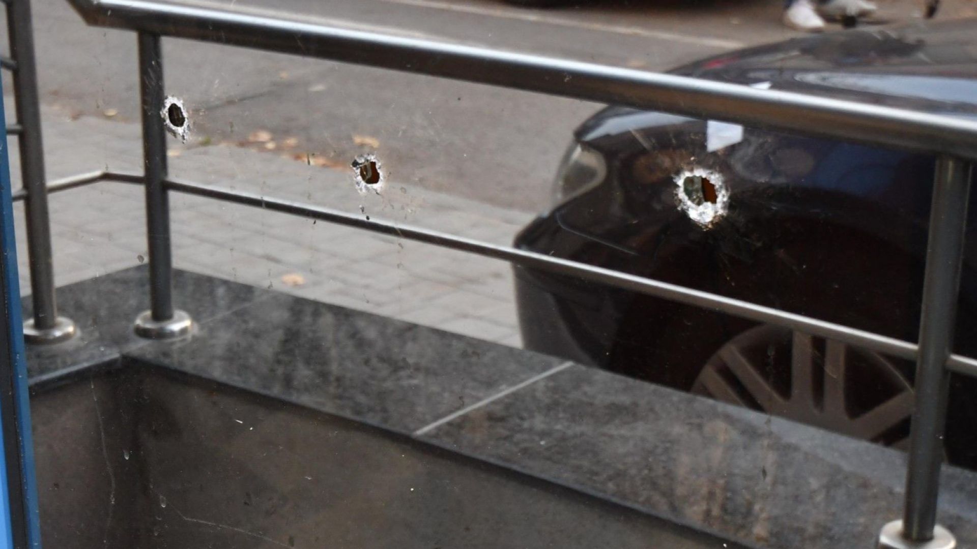 Служители са били в офис сградата при стрелбата в София (снимки)