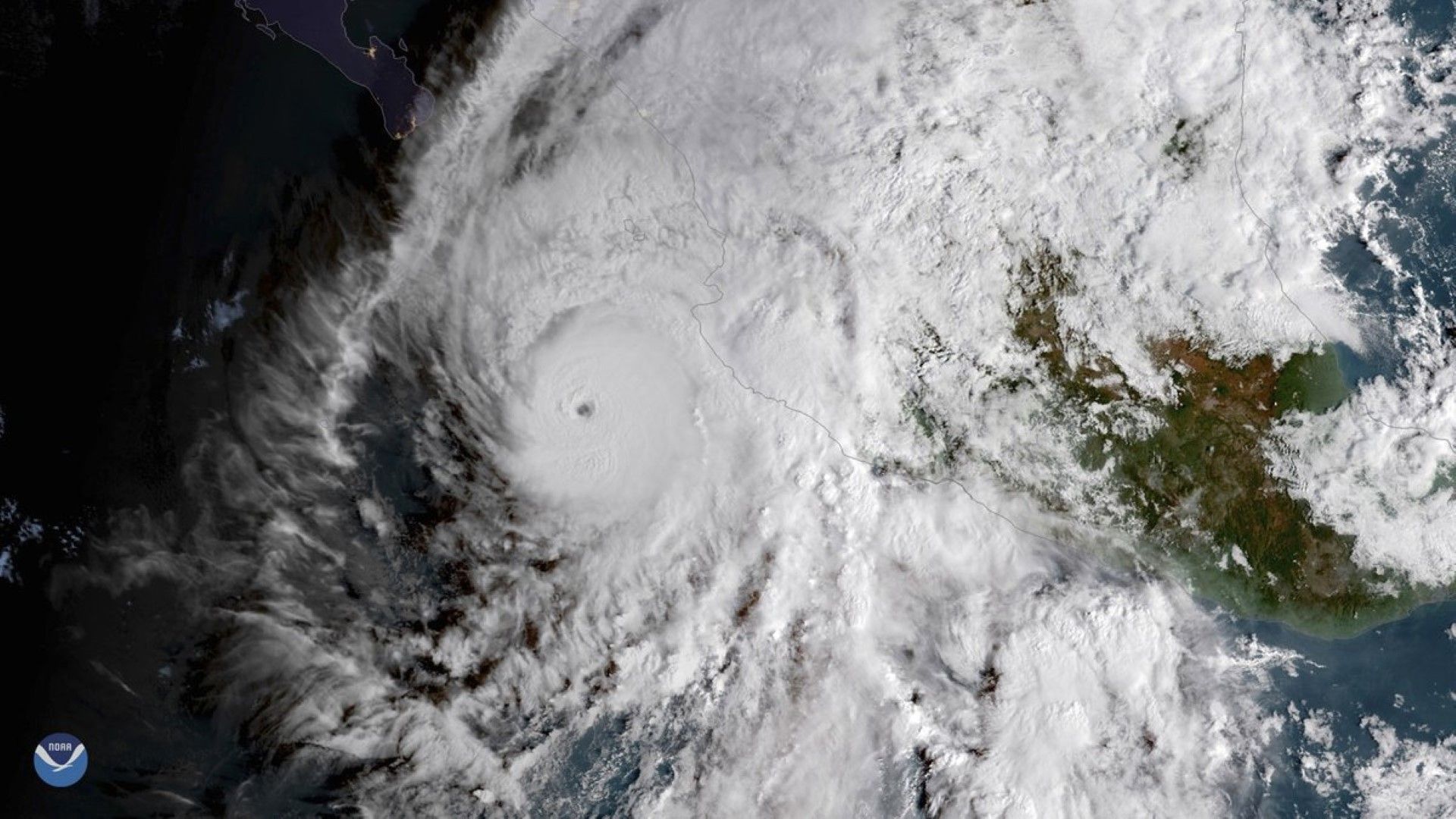 Мощен ураган и тропическа буря удрят едновременно Мексико