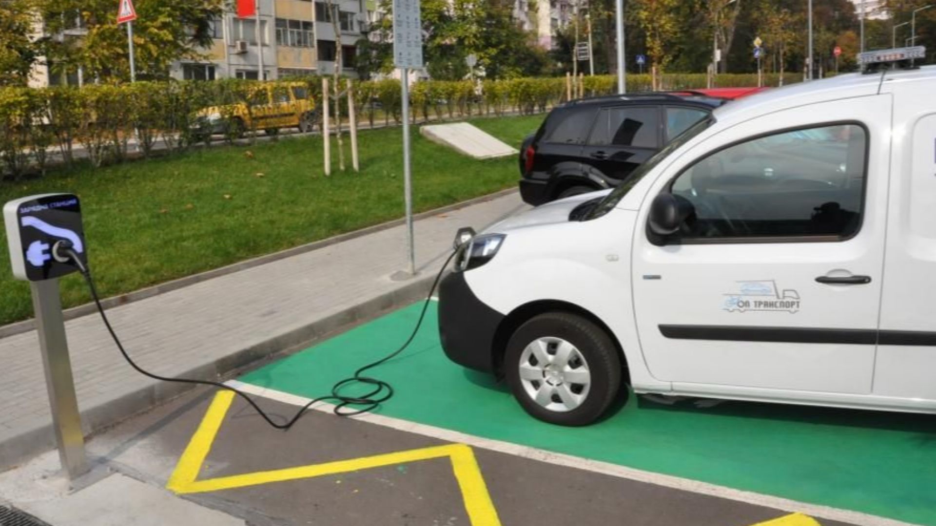 Още една безплатна зарядна станция за електромобили заработи в Бургас