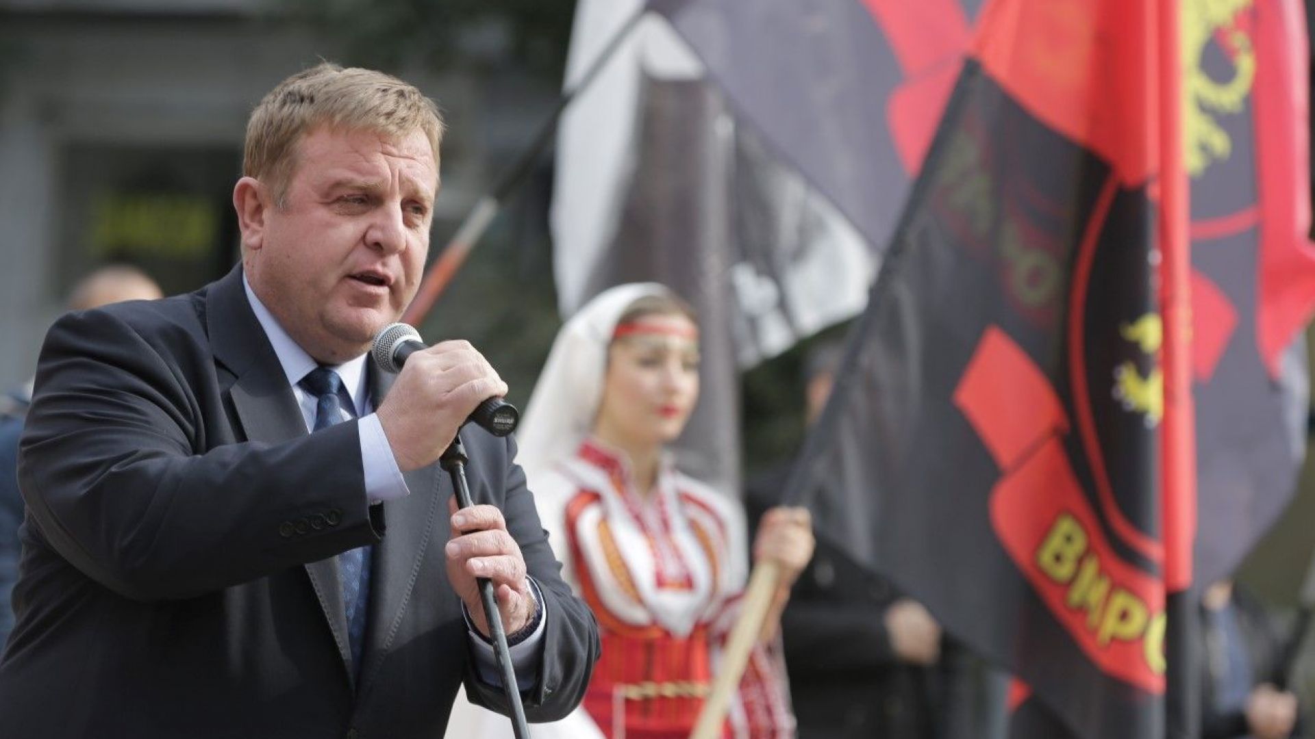 Мисля че правителството не трябва да пада Това каза пред