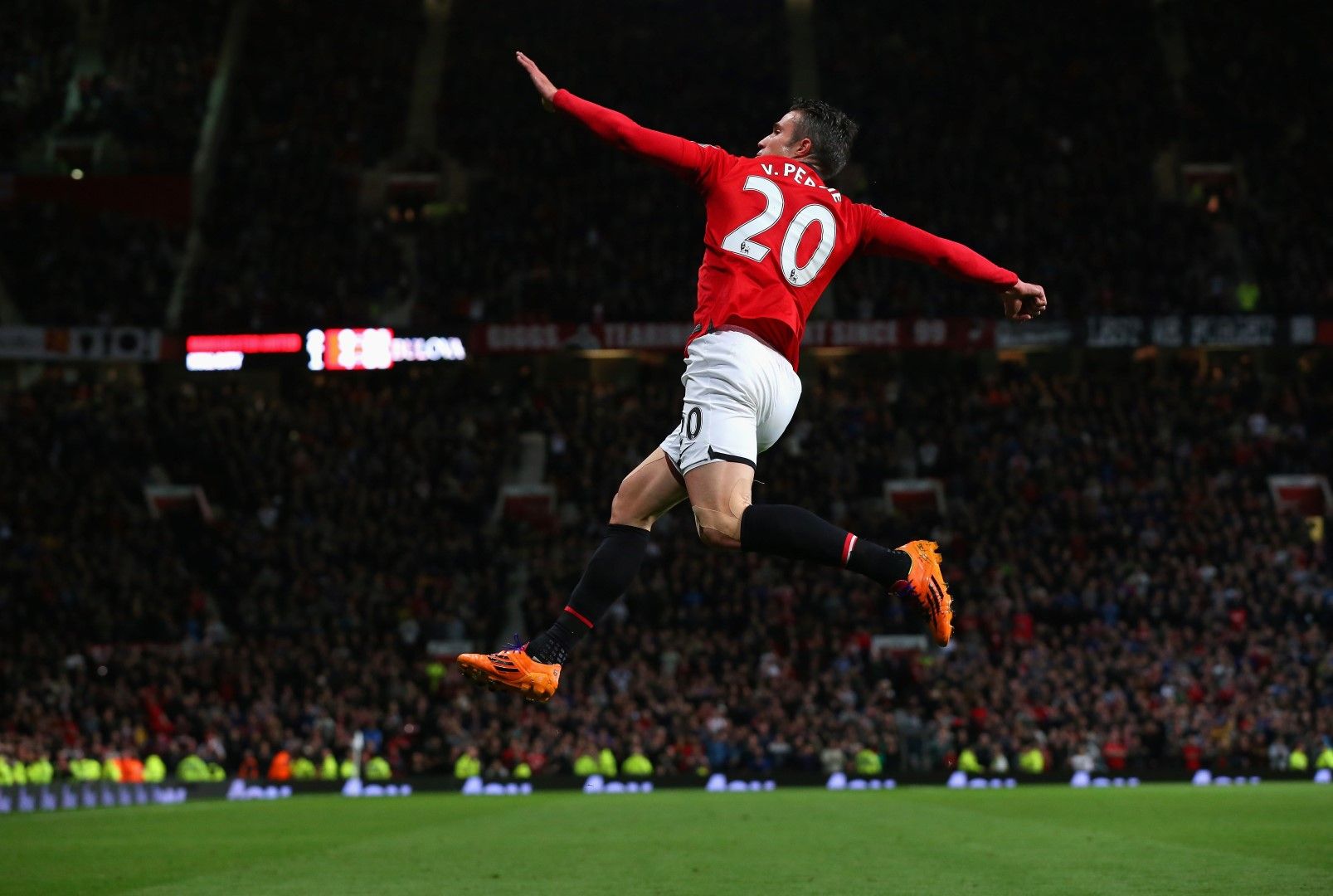 Холандия: Робин Ван Перси (Арсенал и Манчестър Юнайтед) - 144 гола в 280 мача