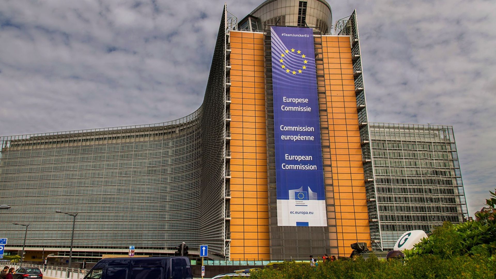 Европейската комисия е дала на съд двойка служители назначени на