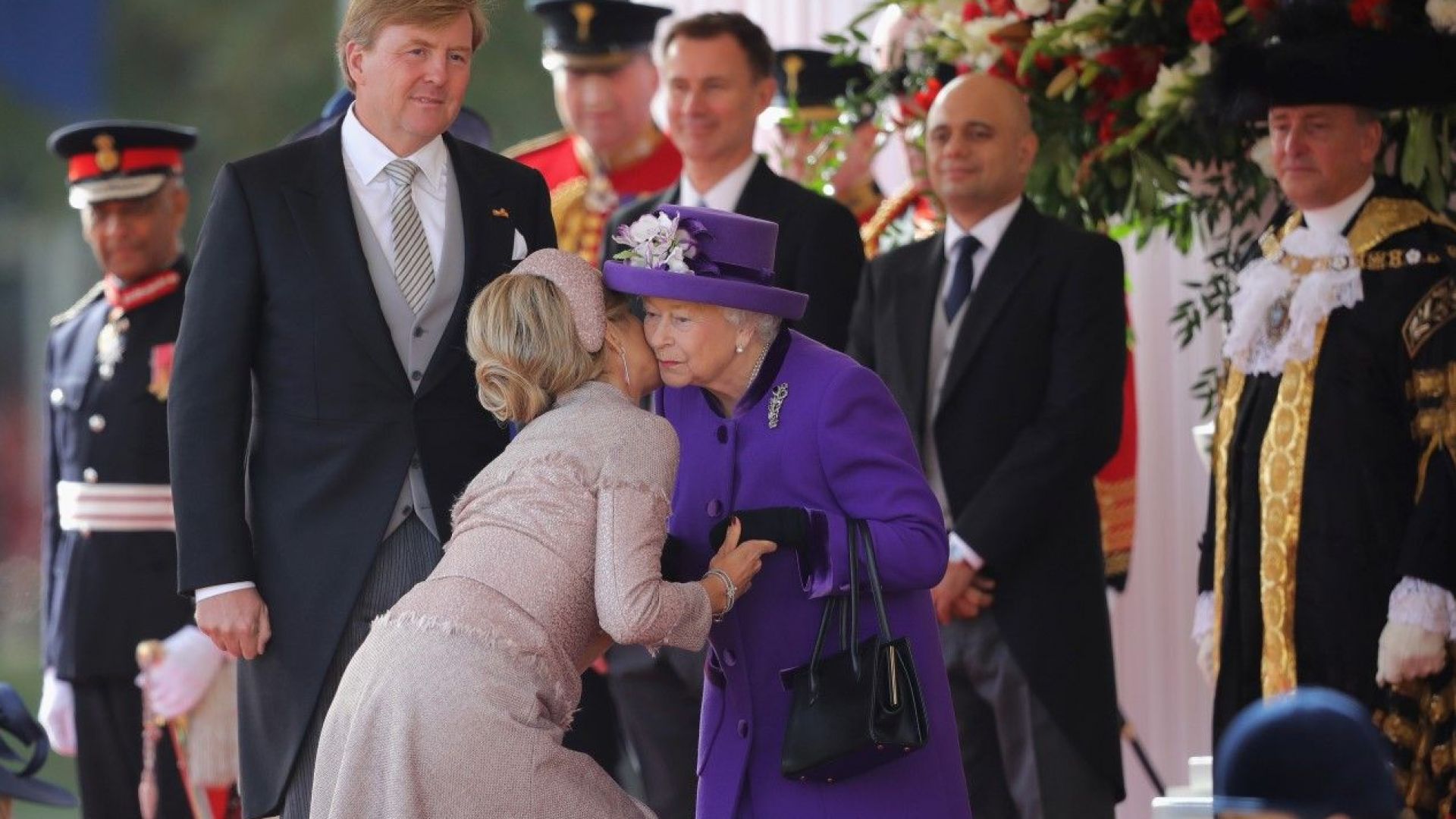 Елизабет II разцелува краля и кралицата на Холандия