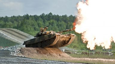 Как се "къпе" руският танк Т-90 (видео)