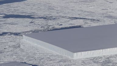 НАСА засне странен айсберг