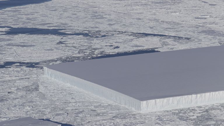 НАСА засне странен айсберг