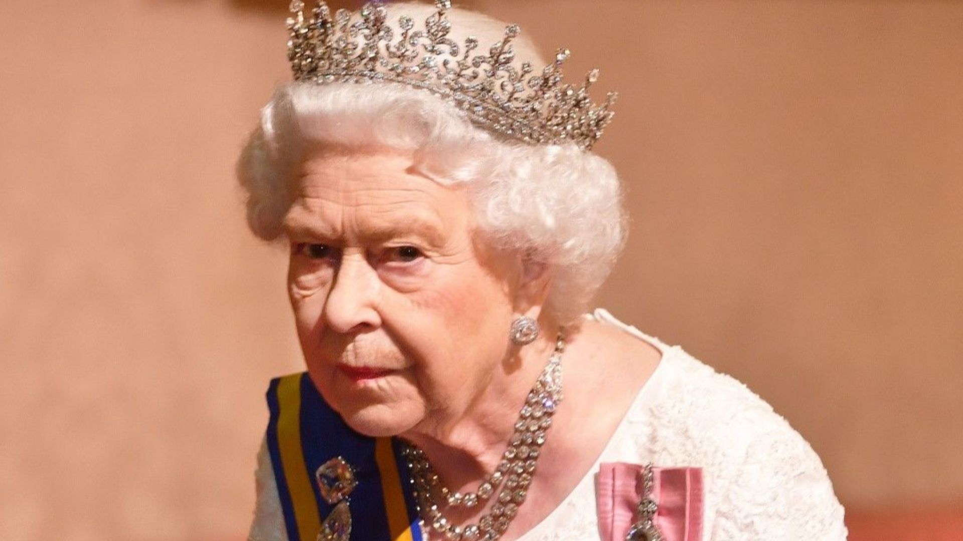 Властите във Великобритания ще евакуират кралица Елизабет II и членовете