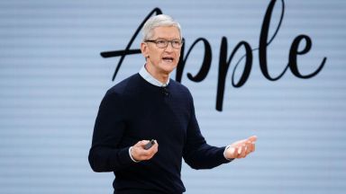 Шефът на Apple Тим Кук нарича съкращенията "крайна мярка"