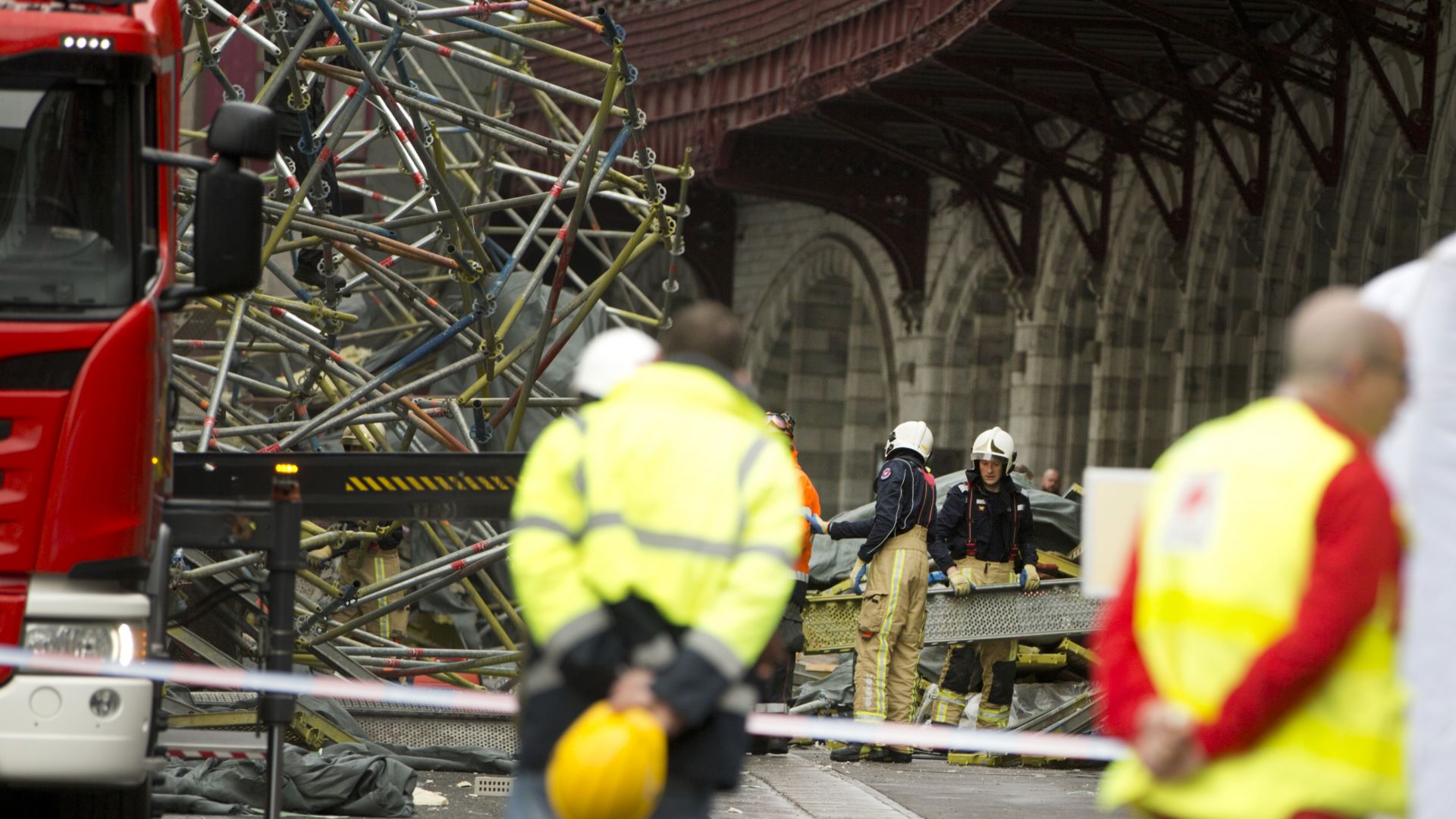 Строително скеле рухна пред натоварената централна гара на белгийския град