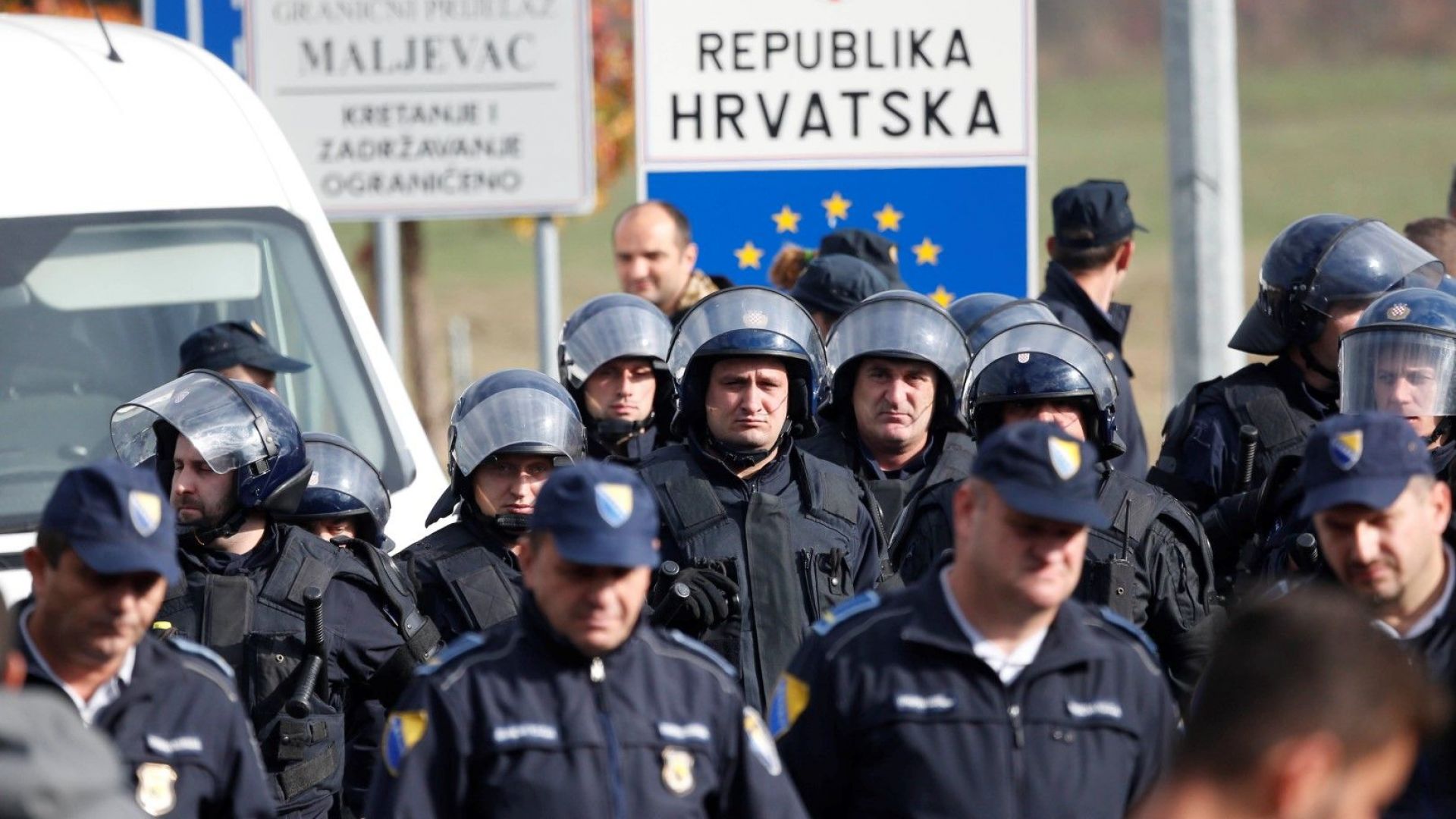 Няколко десетки мигранти влязоха в сблъсъци с босненската полиция при