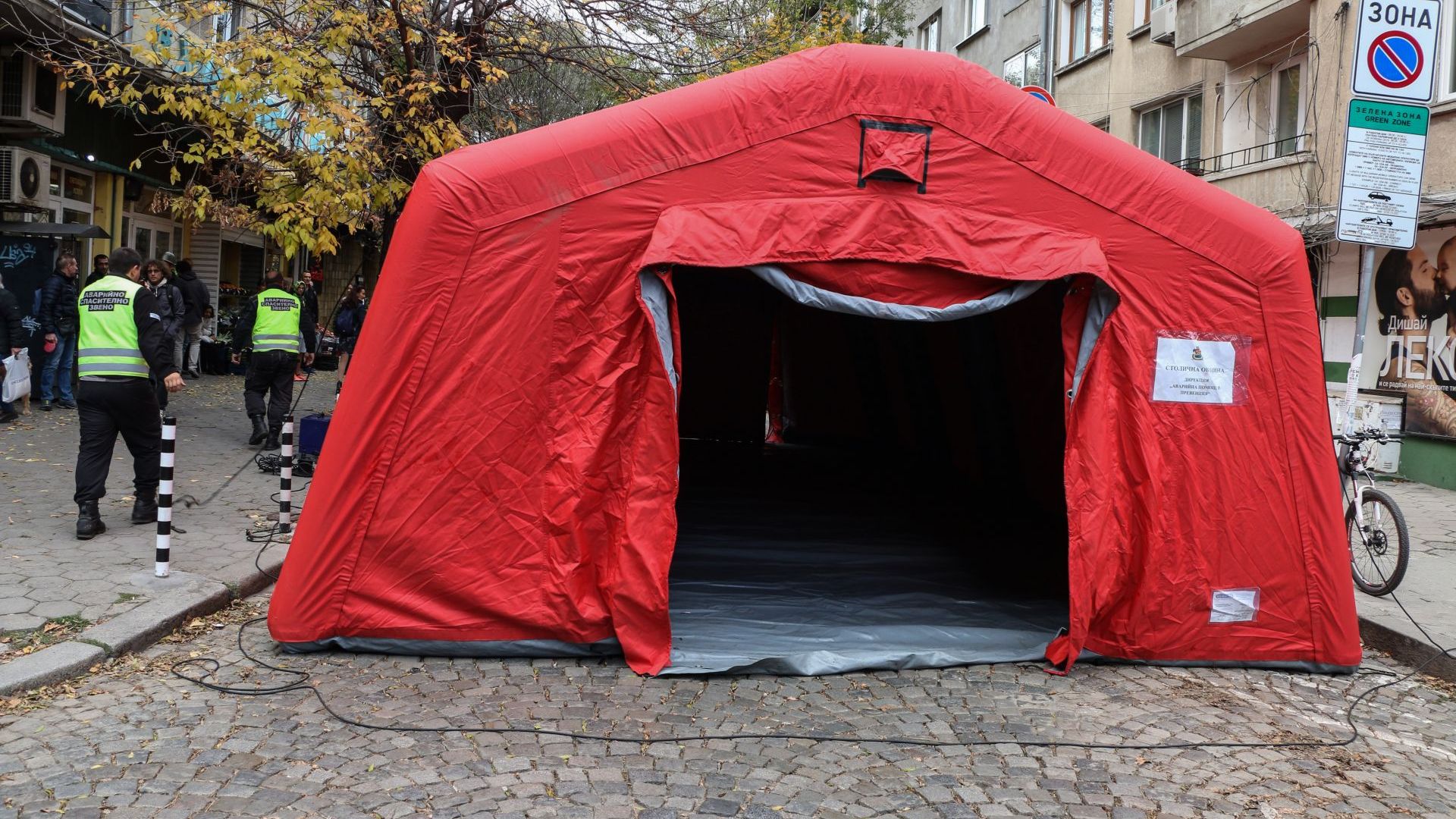 Обезопасен е периметърът около кръстовището на бул Евлоги и