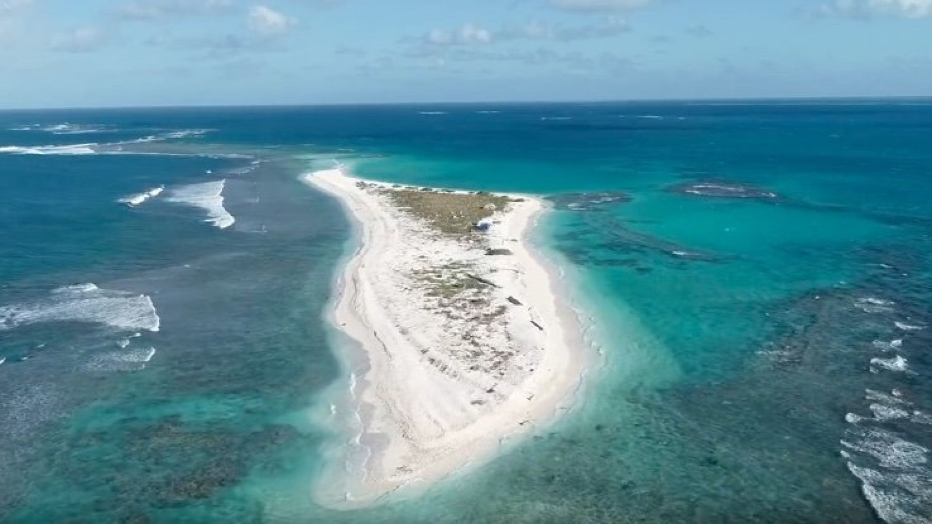 Сателитни снимки, публикувани тази седмица, разкриват, че целият Източен остров