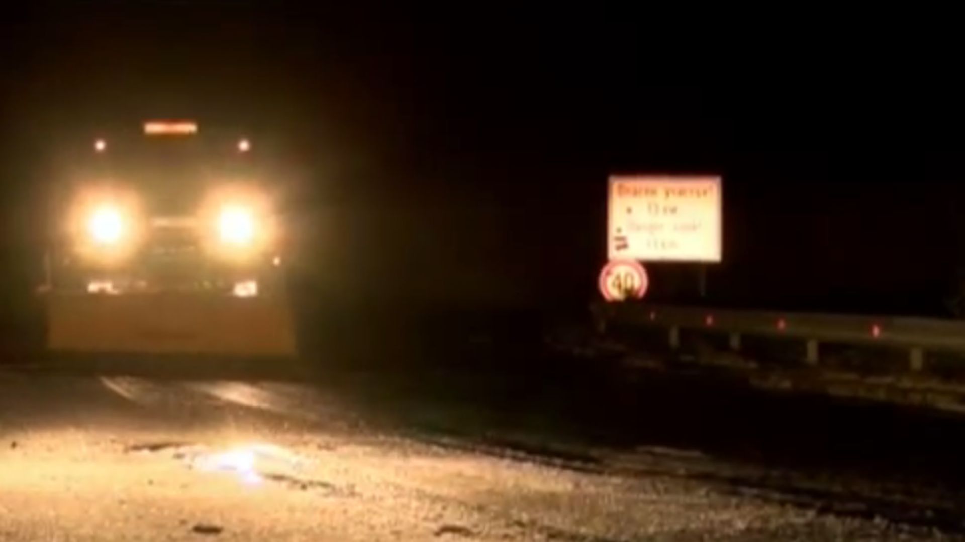 Първият сняг падна на прохода Шипка Цяла нощ няколко машини