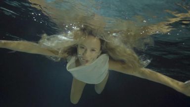 Новият клип на Деси Добрева — заснет изцяло под вода