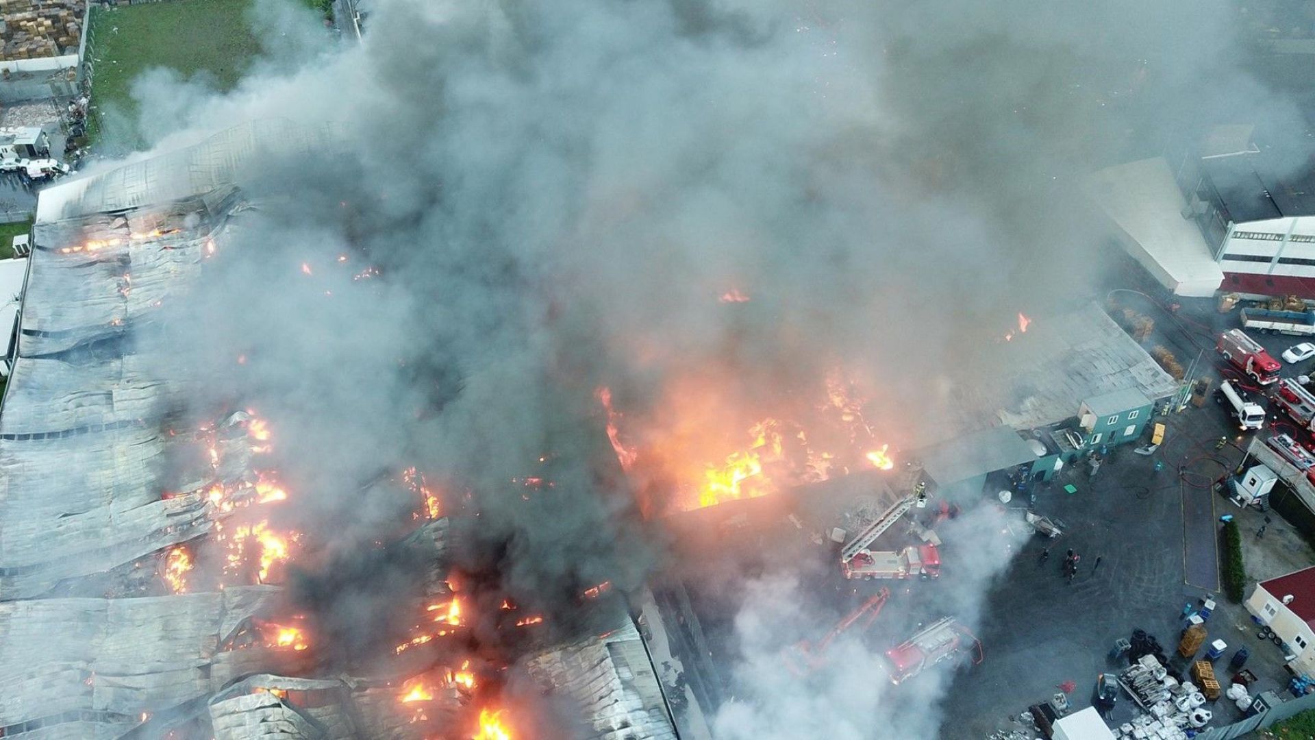 Силен пожар се разрази днес във фабрика за палети в