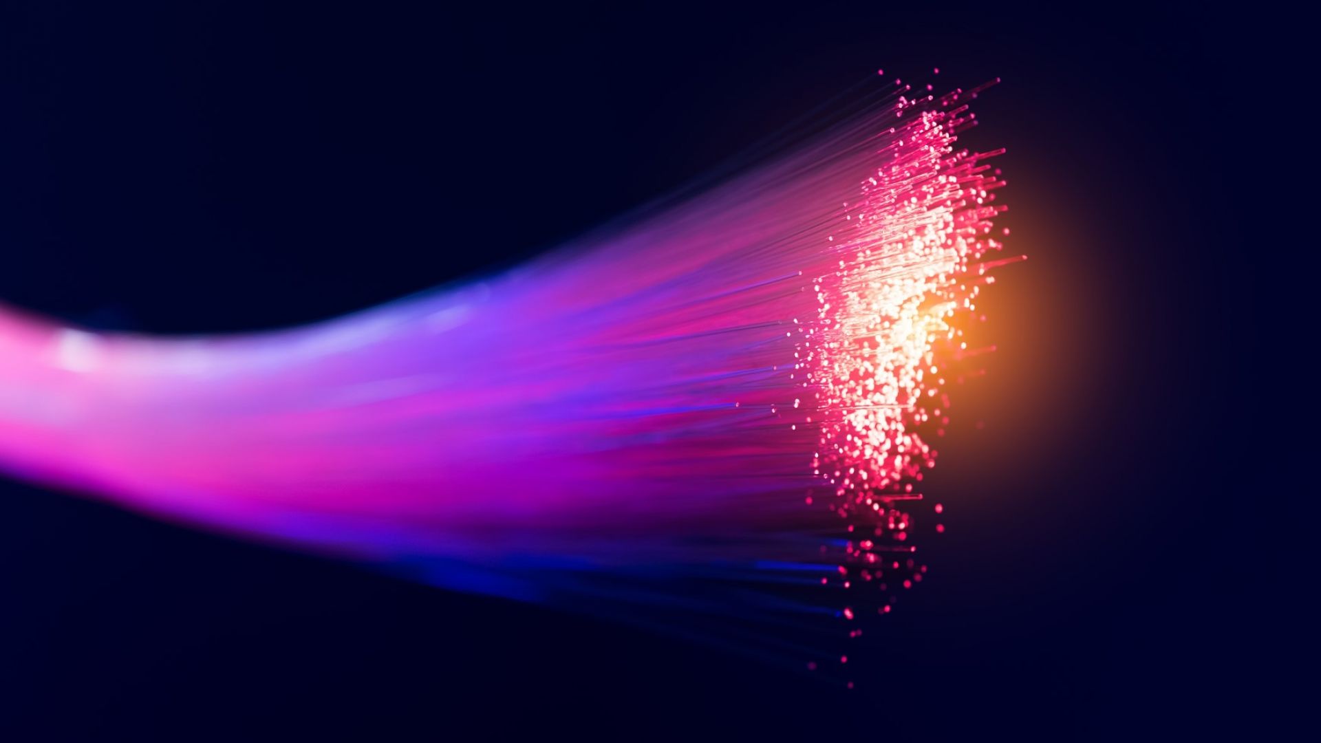 Лазер и нов чип могат да предадат целия интернет трафик за под секунда
