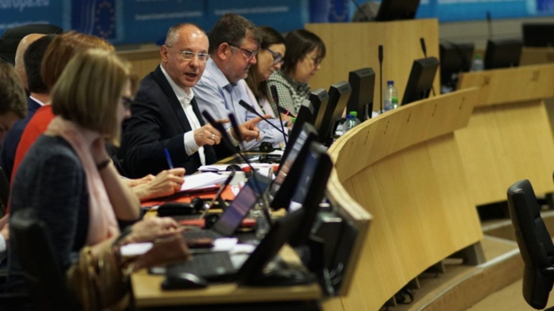 Синдикатите и левите партии са двете лица на хората на