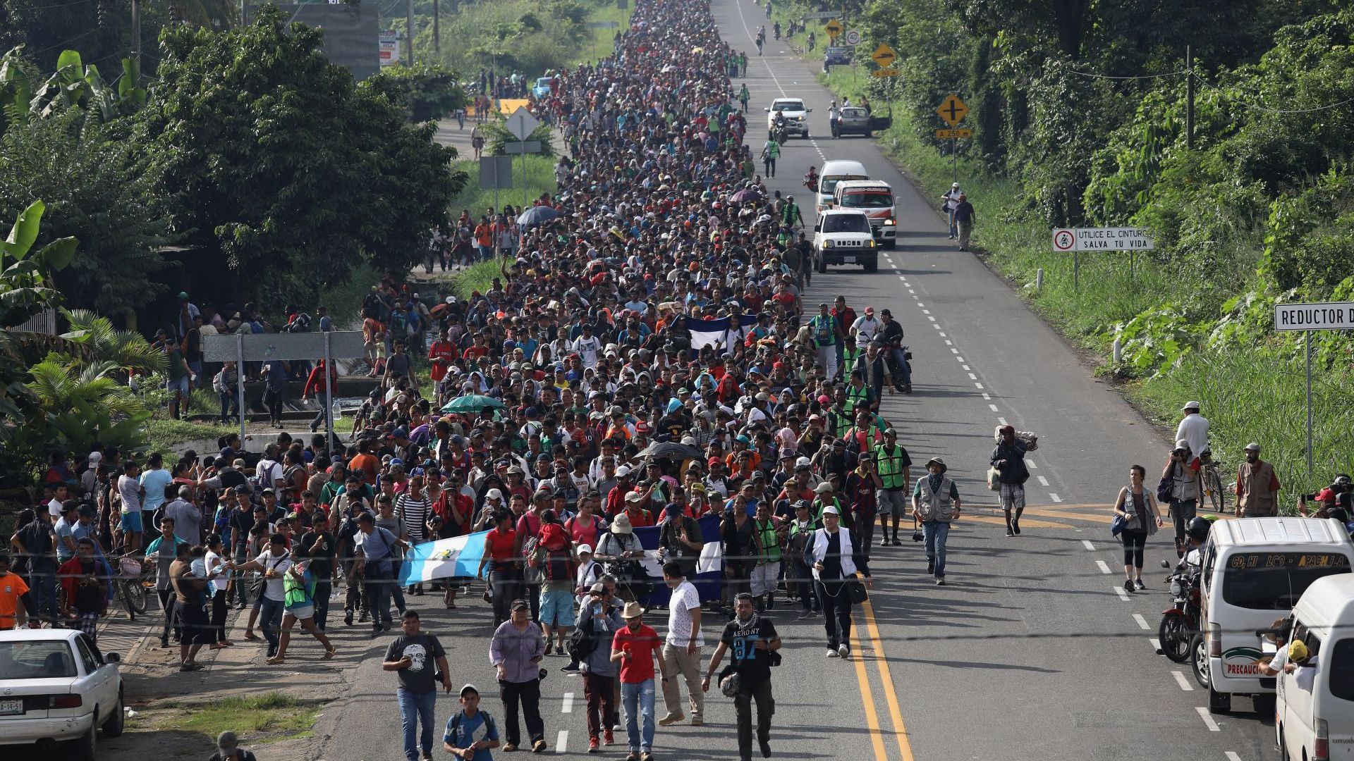 В Туитър президентът Доналд Тръмп съобщи че ще изкара армията