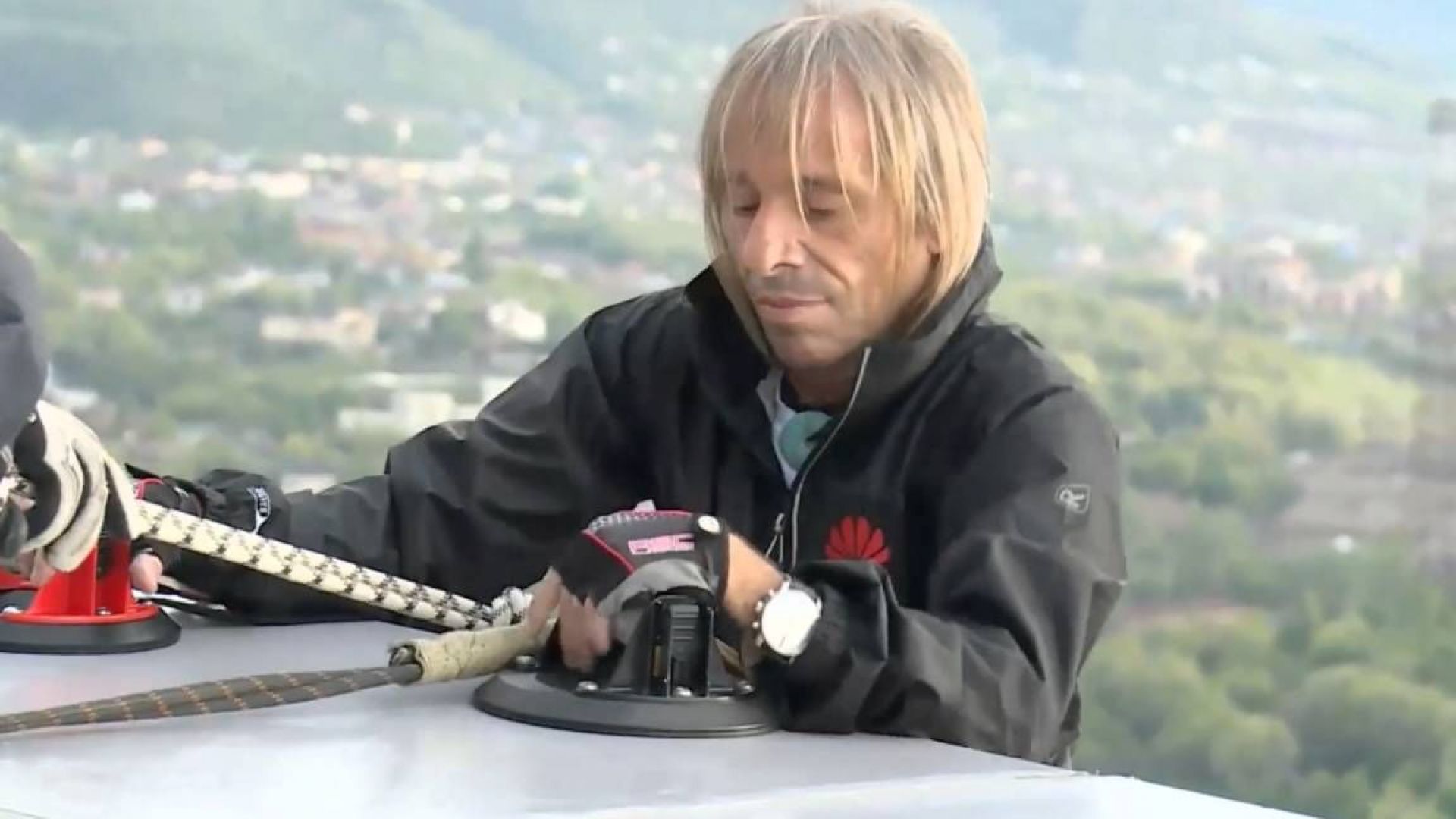 Френският спайдърмен 56 годишният Ален Робер успя да изкачи фасадата на