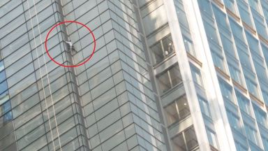 Френският Спайдърмен изкатери кула в Лондон без да е осигурен (видео)