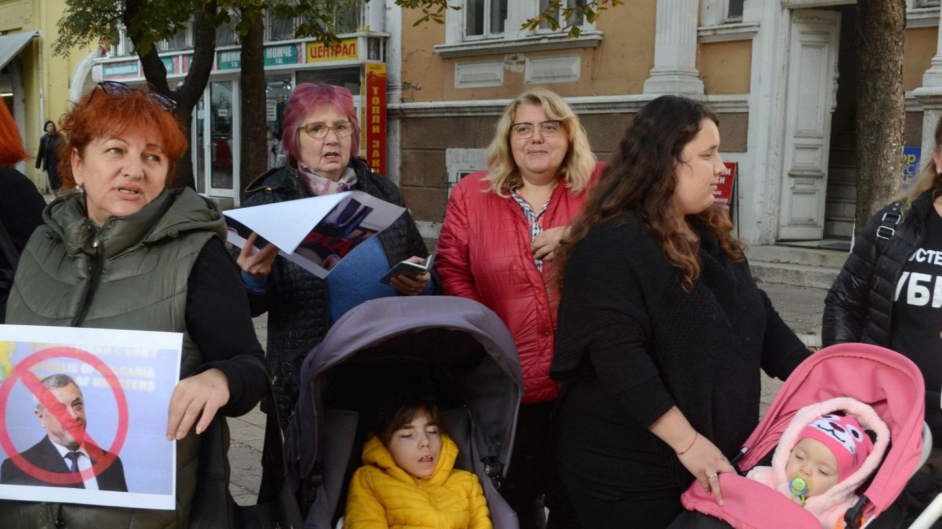 Протестът на майките на деца с увреждания за оставка на