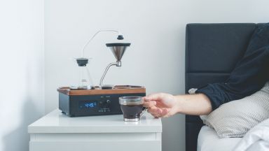 Алармен часовник, който сервира кафе – има ли по-умно изобретение?