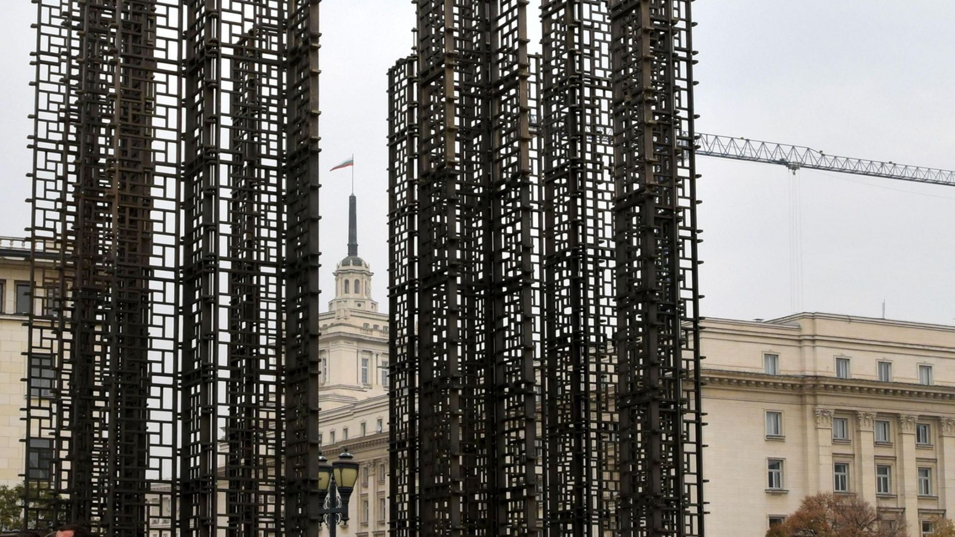 Демонтират Бронзовата къща в София Кран започна днес да сваля