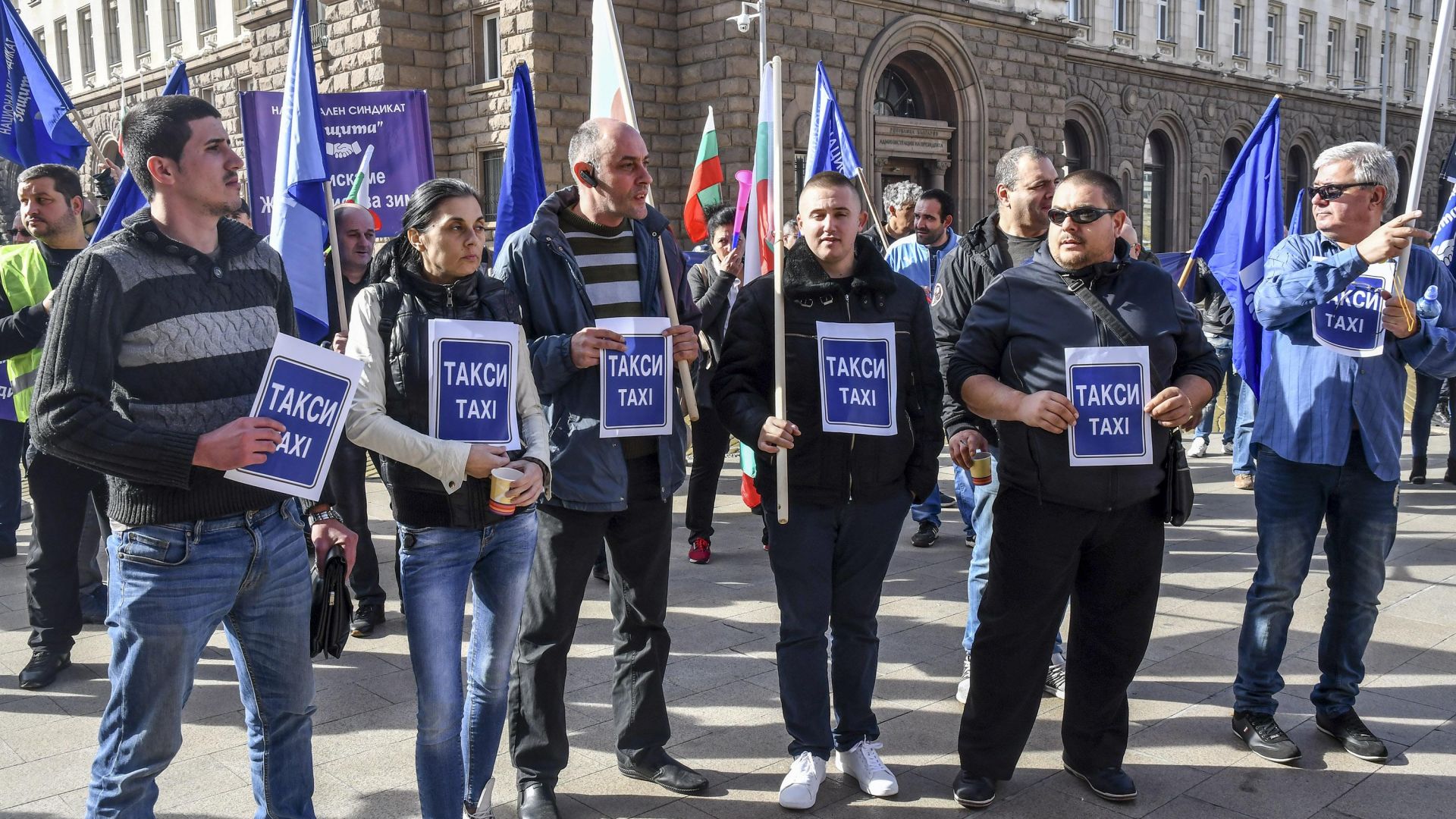 Блокади на възлови булеварди и бензиностанции са организирани днес в няколко
