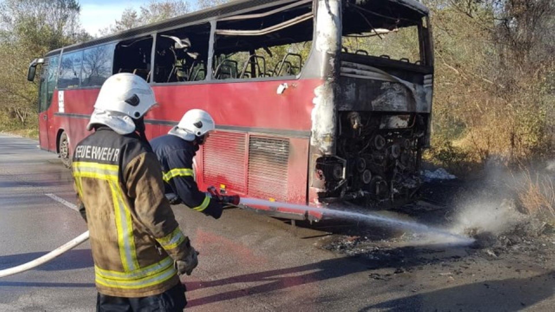 Автобус с работници се запали на главен път Е 79 Той