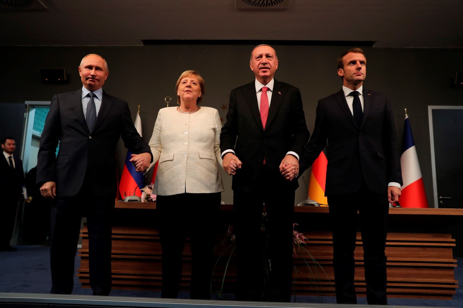 Ангела Меркел, Владимир Путин, Реджеп Ердоган и Еманюел Макрон се събраха в Истанбул и се хванаха за ръце