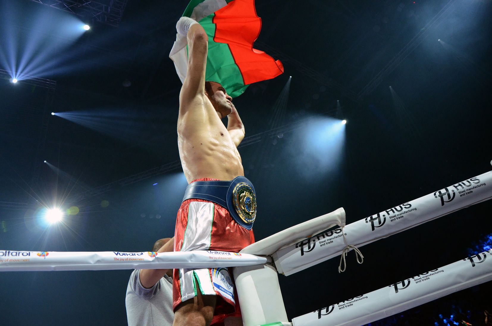 Тервел Пулев вее победоносно българския флаг