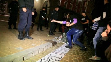 Майки хвърляха жълти стотинки срещу вратите на МС