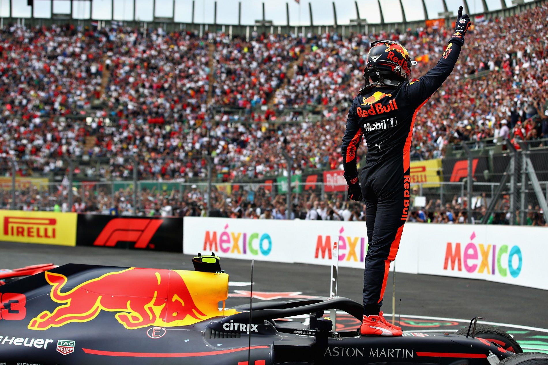Макс Верстапен ликува след своята победа в Мексико