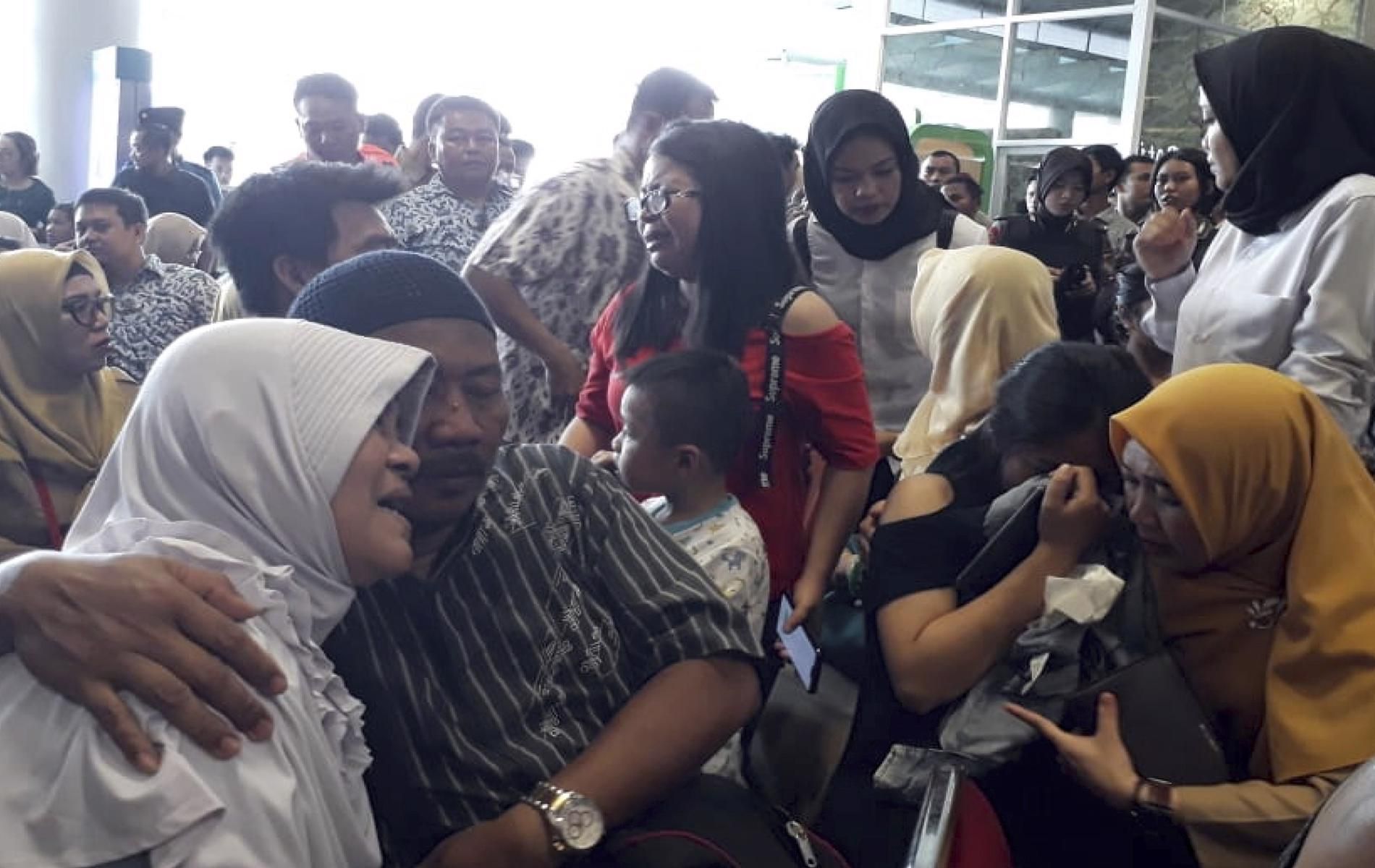 Близки на пътниците в самолета очакват вести от спасителите в летището на Джакарта